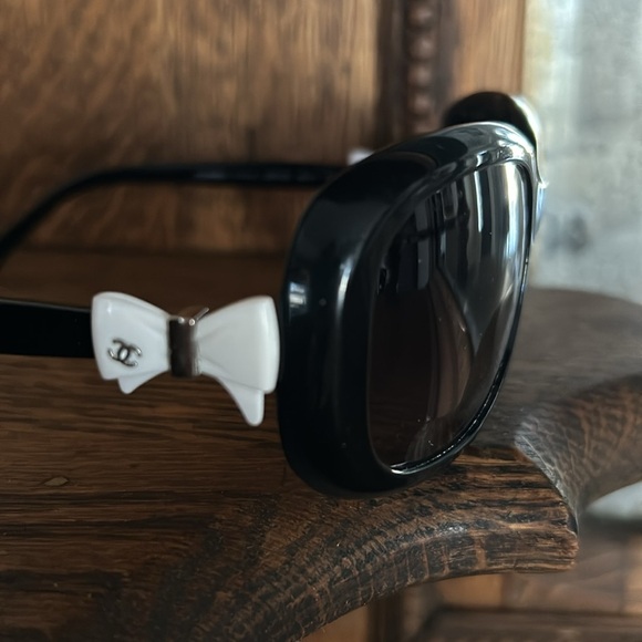 Chanel Bow Sunglasses - Picture 2 of 13